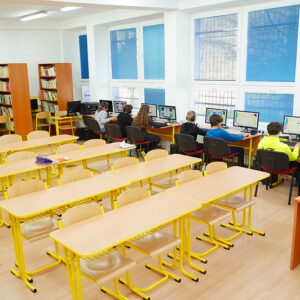 Do škôl bolo dodaných viac ako 600 kusov výpočtovej techniky, z toho 382 kusov počítačových zostáv pre žiakov, učiteľov a užívateľov školských knižníc a 85 kusov notebookov.
