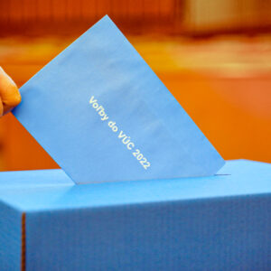 Hlasy pre voľby do VÚC sa vhadzujú do modrej urny.