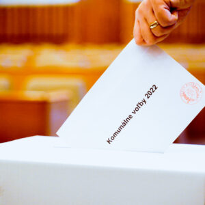 Hlasy pre komunálne voľby sa vhadzujú do bielej urny.