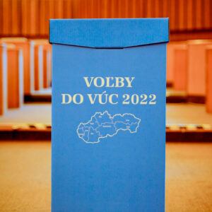 Hlasovacia urna pre voľby do VÚC je v modrej farbe.