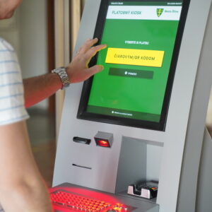 Cez kiosk je možné zaplatiť všetky rozhodnutia úradu, ktoré obsahujú QR kód.