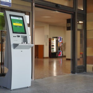 Kiosk je umiestnený za prvými dverami hlavného vchodu budovy.